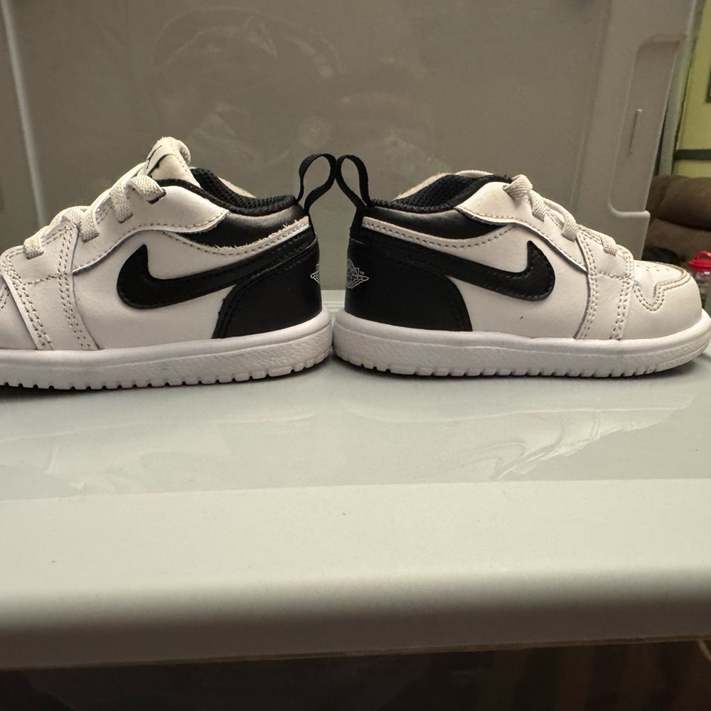 Nike Toddler Sneakers in Black and White